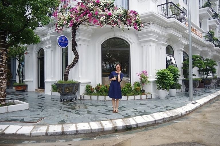 Halong Boutique Hotel được xây dựng xung quanh là hệ thống cây xanh và hoa kết hợp cùng hệ thống đèn cột sang chảnh. 