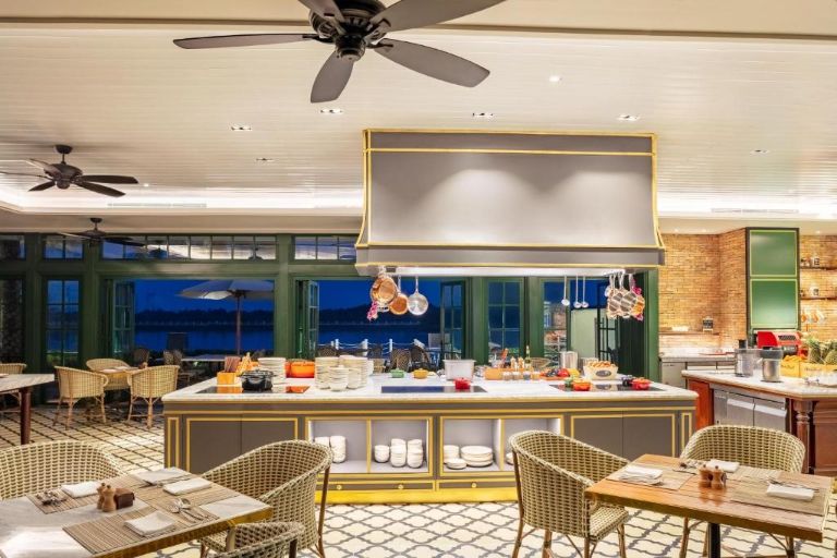 Nhà hàng HaLong Boutique mang đến một không gian ẩm thực đậm chất Châu Âu với các gam màu tươi sáng kết hợp cùng cây xanh.
