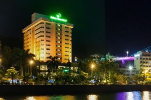 Halong Plaza Hotel toạ lạc ngay cạnh bãi biển bãi Cháy được bao quanh là hệ thống cây với 4 mặt tiền hướng biển và đường phố.