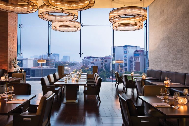 Nhà hàng Bay View mang đến một không gian đậm kiến trúc Châu Âu với nội thất cao cấp từ đồ da, đá và đèn trần pha lê. 