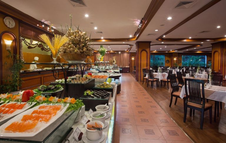 Nhà hàng Four Seasons được thiết kế mang đúng nét văn hoá cổ truyền Việt với nội thất được đến từ cảm hứng cung đình.