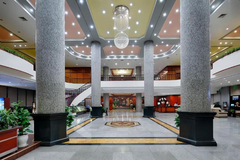 Halong Plaza Hotel với sảnh mang đến một không gian sang trọng được thiết kế bằng gỗ và đá kết hợp cùng thức cột xa hoa. 