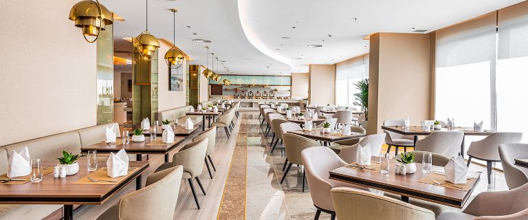 Halong Boutique Hotel với nhà hàng ẩm thực phong cách Châu Âu sang trọng được bao phủ là tone màu trắng hoàng gia. 