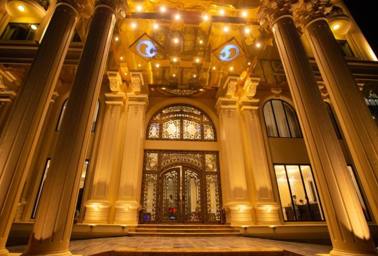 Dragon Legend Ha Long Hotel với sảnh vào vô cùng xa hoa với các trụ cột cổ điển kết hợp với các đường nét hoa văn tinh xảo.