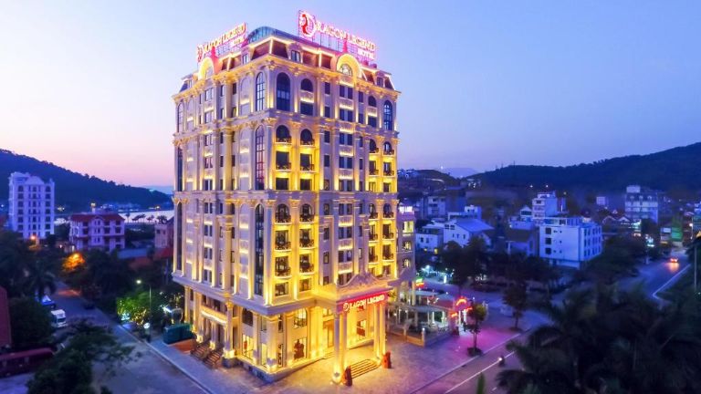 Dragon Legend Ha Long Hotel mang đến một lối kiến trúc đậm chất cổ điển Châu Âu với các tone màu chủ đạo trắng và vàng