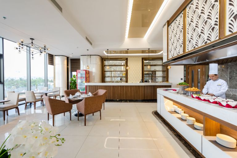 Muong Thanh Grand Bai Chay với nhà hàng ẩm thực được thiết kế Đông Dương với trần thạch cao và bàn ăn đá cao cấp. 