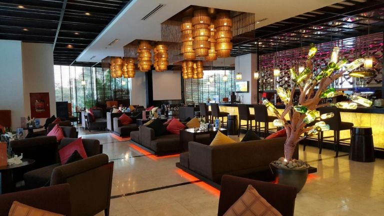 Hotel Novotel Ha Long Bay với quầy bar là một không gian sôi động được thiết kế theo dạng Pháp cổ với nội thất tối màu. 