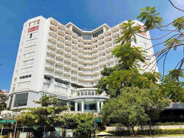 Hotel Novotel Ha Long Bay mang lối thiết kế sang trọng của lối kiến trúc chữ V độc đáo, nổi bật với toà nhà trắng tinh khôi. 