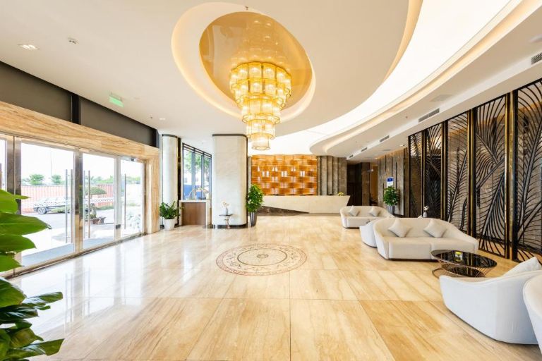 Muong Thanh Grand Bai Chay với không gian trong khách sạn là sắc trắng với nhiều khung cửa kính lớn, sàn nhà lát đá cao cấp.