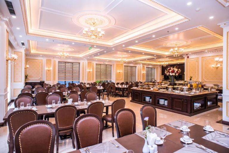 Dragon Legend Ha Long Hotel với nhà hàng sang trọng trong không gian lớn với hệ thống bàn ăn bọc da nâu cao cấp. 