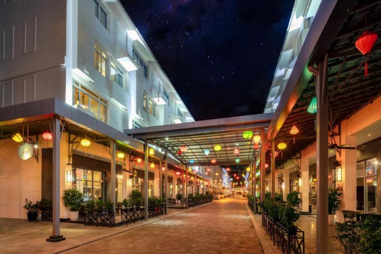 Paradise Suites Halong Hotel mang một không gian đầy sang chảnh với mái xám và hệ thống đèn treo đậm chất Việt Nam. 
