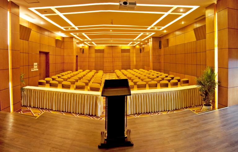 Muong Thanh Grand Bai Chay với phòng họp hiện đại. toàn bộ phòng được bao phủ là gỗ sáng màu kết hợp hệ thống đèn cảm biến.