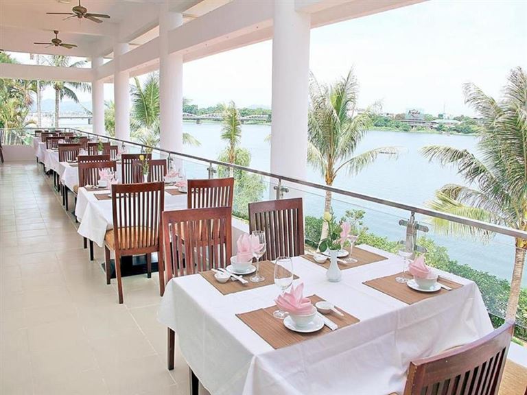 Du khách sẽ được thưởng thức ẩm thực xứ Huế đặc trưng nhất tại không gian nhà hàng thoáng mát, nhìn ra sông Hương tuyệt đẹp.