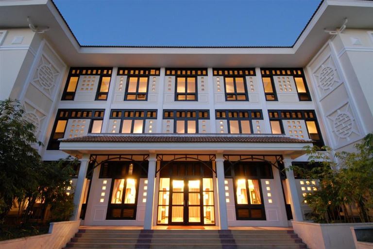 Khách sạn Villa Hue Hotel tọa lạc ở vị trí thuận lợi bên bờ sông Hương, nổi bật với phong cách cổ kính sang trọng.
