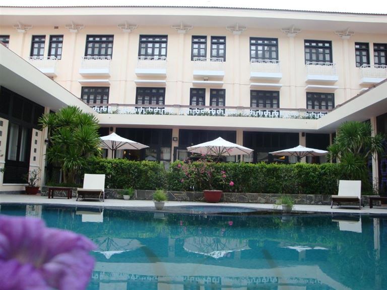 Hồ bơi tại khách sạn Villa Hue Hotel có thiết kế sáng tạo đẹp mắt, là nơi tắm mát, thư giãn và sống ảo lý tưởng. 