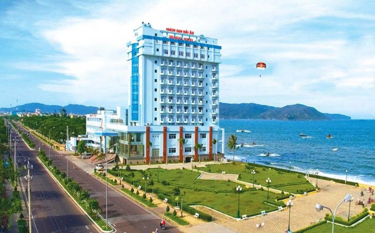 Seagull Hotel Quy Nhon nằm ngay bên cạnh bờ biển Quy Nhơn thơ mộng (nguồn: Booking.com).