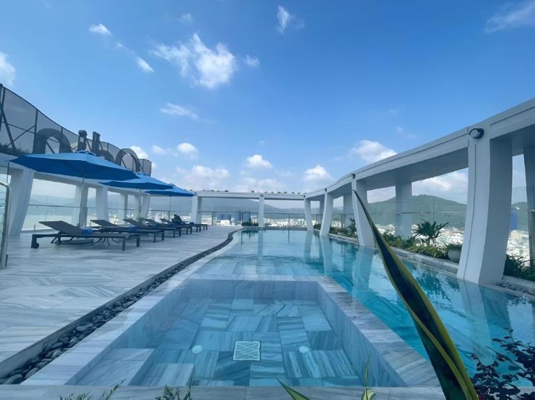 Bể bơi tầng thượng cho phép bạn chiêm ngưỡng toàn cảnh thành phố Quy Nhơn từ trên cao. (nguồn: Booking.com).