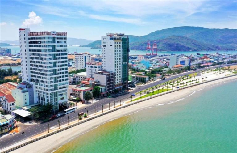 Những khách sạn 4 sao Quy Nhơn luôn được ưa thích bởi thiết kế đẹp và vị trí thuận tiện gần biển (nguồn: Booking.com).