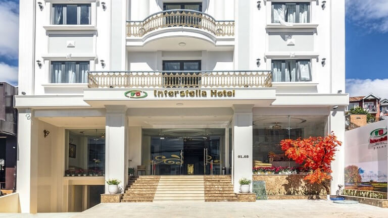 Khách sạn 5 sao Đà Lạt nổi bật với gam màu trắng trang nhã. 