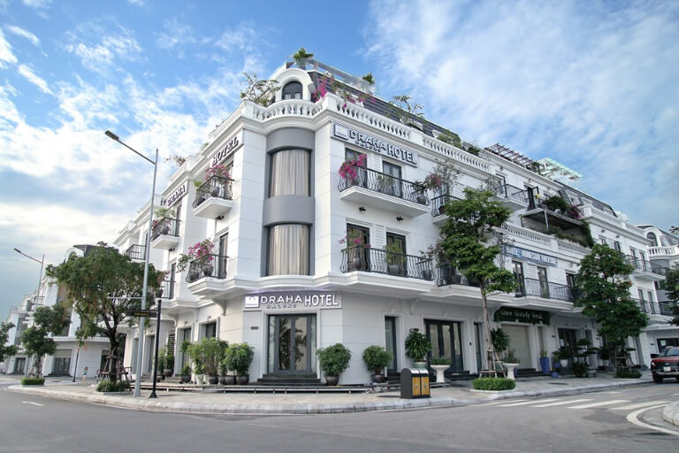 Draha Halong Hotel sở hữu lối kiến trúc Tây Âu hiện đại với thiết kế hình chữ V độc đáo.