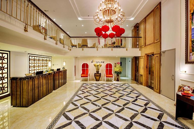 Sảnh khách sạn được thiết kế tươi sáng với các chi tiết trang trí truyền thống rất gần gũi. (nguồn: booking.com)