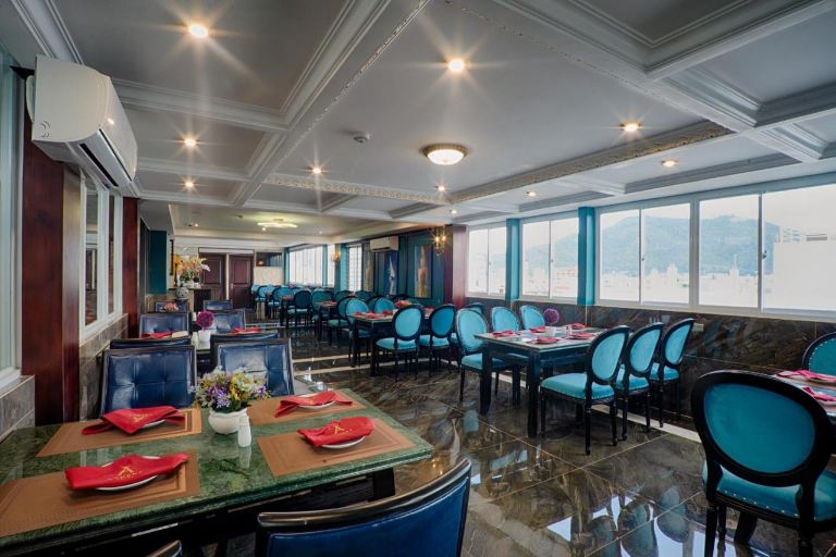Nhà hàng tại Khách Sạn Athena Quy Nhơn không chỉ là nơi thưởng thức các món ăn ngon mà còn là trải nghiệm ẩm thực đầy tinh tế và thú vị. 