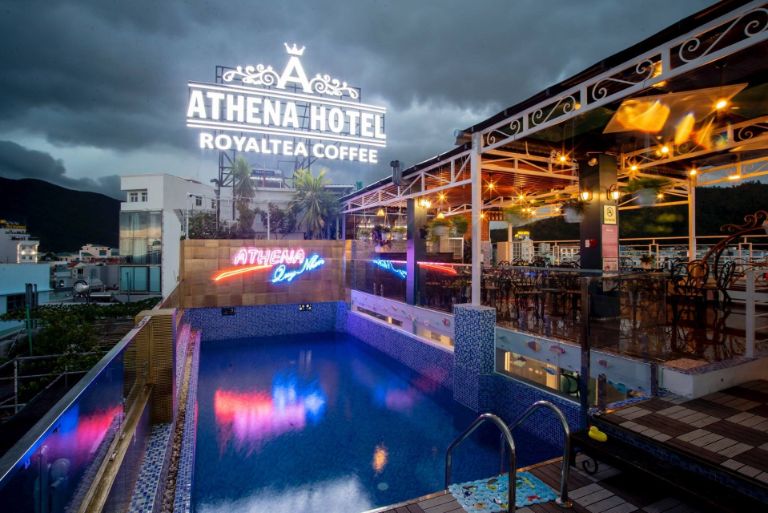 Hồ bơi ngoài trời tại Khách Sạn Athena Quy Nhơn là một nơi lý tưởng để du khách thư giãn, tận hưởng sự lãng mạn.