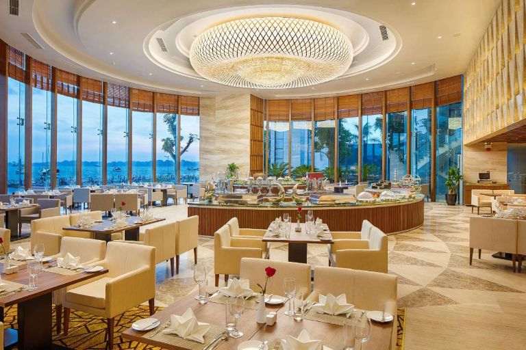 Nhà hàng với view triệu đô nhìn thẳng ra vịnh biển Bãi Cháy xanh mát. 