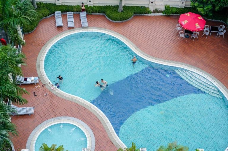 Bể bơi tại Khách sạn Bãi Cháy Heritage được thiết kế với sự tinh tế và tiện nghi.