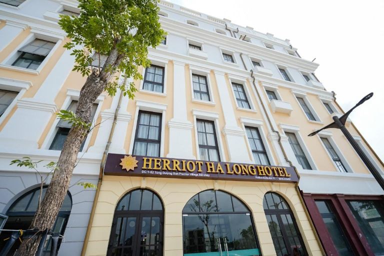 Herriot Ha Long Hotel là địa chỉ lưu trú sở hữu vị trí đắc địa và thiết kế nổi bật. 
