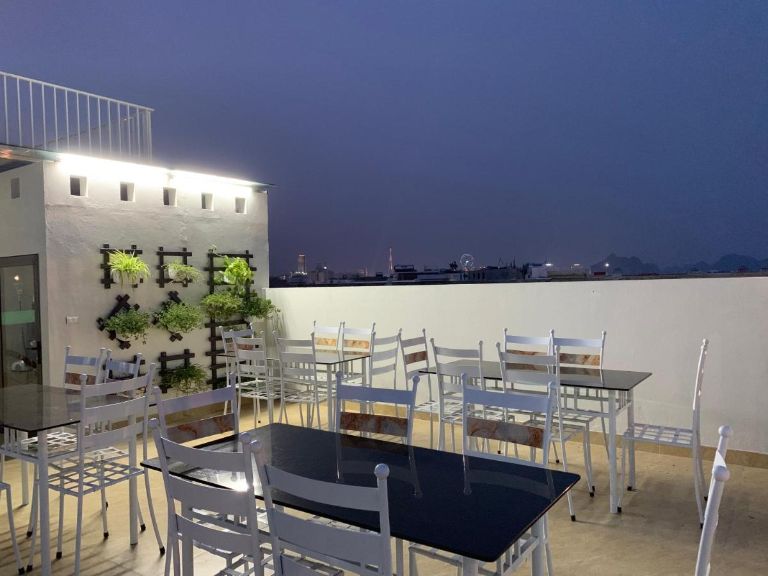Một buổi tối thật chill thưởng thức ẩm thực trên sân thượng của Herriot Ha Long Hotel quả là một kỷ niệm đáng nhớ.