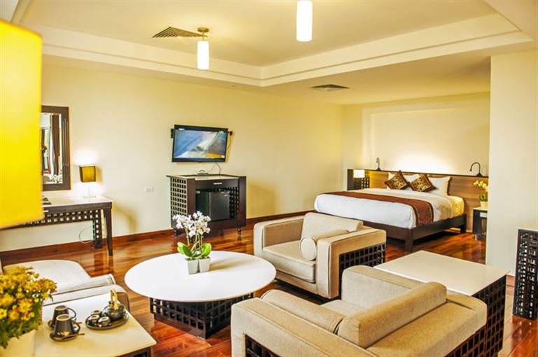 Hạng phòng Executive Suite có khu vực tiếp khách sang trọng, lịch sự với bàn ghế sofa êm ái. 