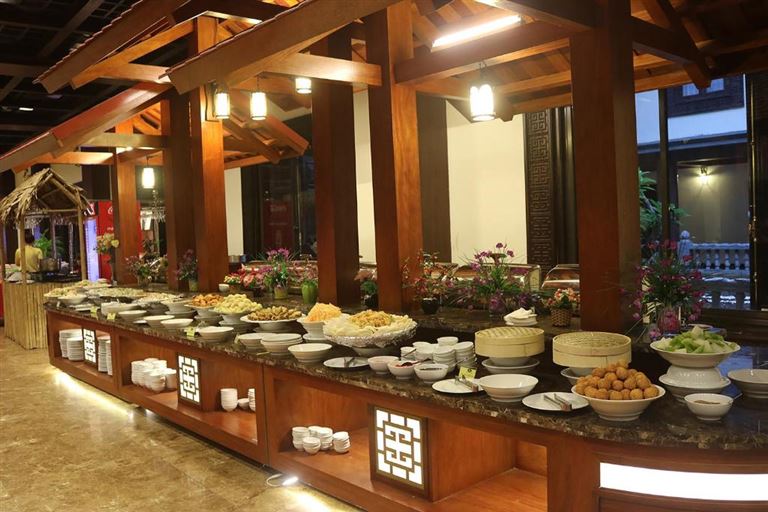 Nhà hàng cung cấp menu đồ ăn đa dạng từ các món mặn là đặc sản Việt Nam đến các món ăn chay thơm ngon. 