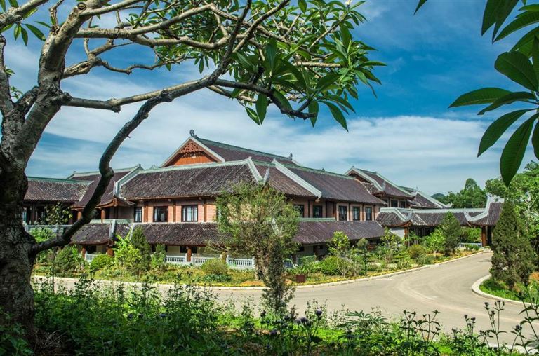 Khách sạn Bái Đính Ninh Bình sở hữu vị trí đắc địa bên trong khuôn viên của ngôi chùa Bái Đính - ngôi chùa lớn nhất Việt Nam và Đông Nam Á. 