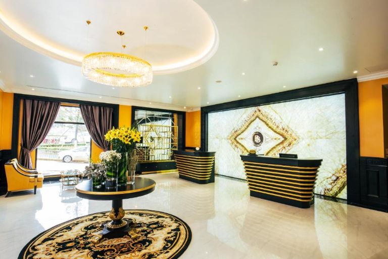 Khách sạn BB Sapa sở hữu lối kiến trúc với 5 tầng cao và không gian được decor với những hoạ tiết Boutique cổ điển với sắc màu trầm ấm. 