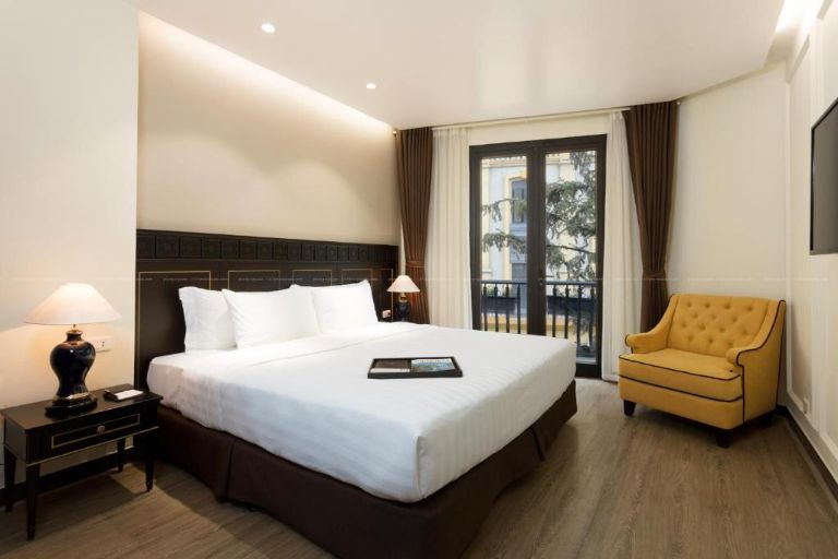 Phòng Corner Suite với diện tích 50m2, là căn phòng cao cấp của khách sạn và sở hữu ban công cùng tầm view hướng 180 độ ra đường Fansipan. 
