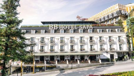 Khách sạn BB Sapa nổi bật lên như một toà nhà trắng tinh khôi của lối kiến trúc Pháp giữa thị trấn Sapa đầy mộng mơ.