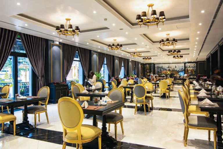 Nhà hàng tại khách sạn BB Sapa gây ấn tượng với nội thất xa xỉ được dát vàng 24k và được bao trùm bởi hệ thống cửa kính.