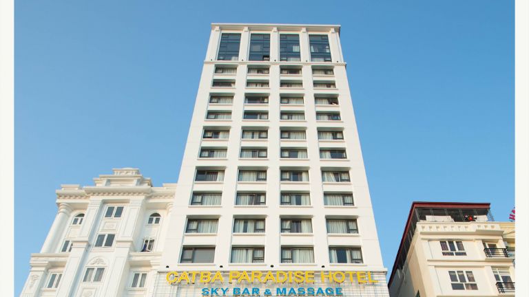 Catba Paradise Hotel được thiết kế là một toà nhà cao ốc 16 tầng nổi bật bởi ngoại thất được sơn màu trắng đầy hoàng gia.