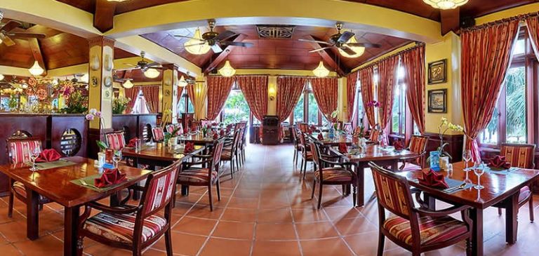 Khách sạn Cát Bà Sunrise với nhà hàng được thiết kế với những hoa văn hoàng cung thời xưa với menu đặc sản văn hoá Á Âu. 