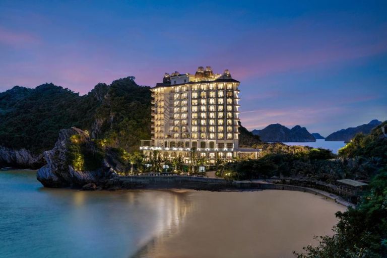 Hotel Pearl D'orient Cat Ba sở hữu một lối kiến trúc độc đáo của nét cổ điển Pháp và truyền thống Việt nằm giữa biển núi thơ mộng.