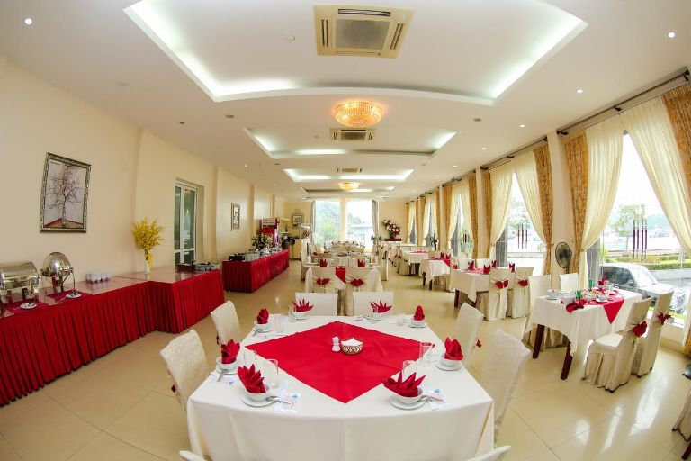 Hung Long Harbour Hotel mang đến khu ẩm thực truyền thống Việt với các món ăn đặc sản biển và set menu từ Á đến Âu. 