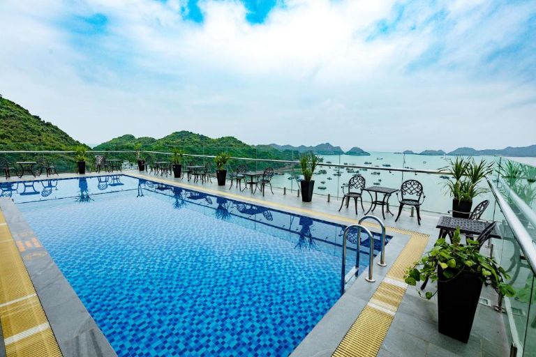 Catba Paradise Hotel sở hữu một bể bơi ngoài trời được thiết kế basic cùng tầm nhìn đắt giá ra trọn cảnh biển thơ mộng. 