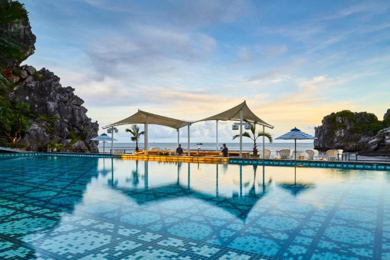 Hotel Pearl D'orient Cat Ba sở hữu bể bơi ngoài trời cực đẹp được lát đá marble cao cấp với view bao trọn cảnh biển. 