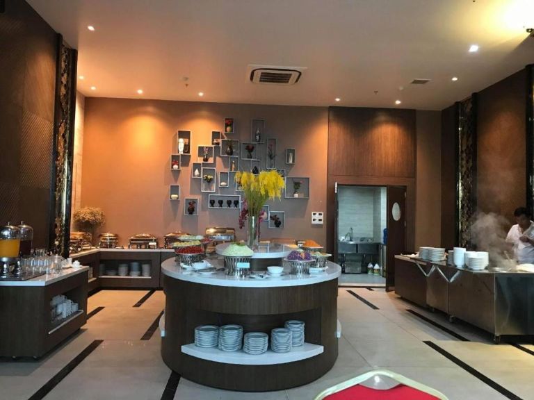 Catba Paradise Hotel với nhà hàng được thiết kế trong không gian tối giản với set menu các món Á Âu và đặc sản Cát Bà. 