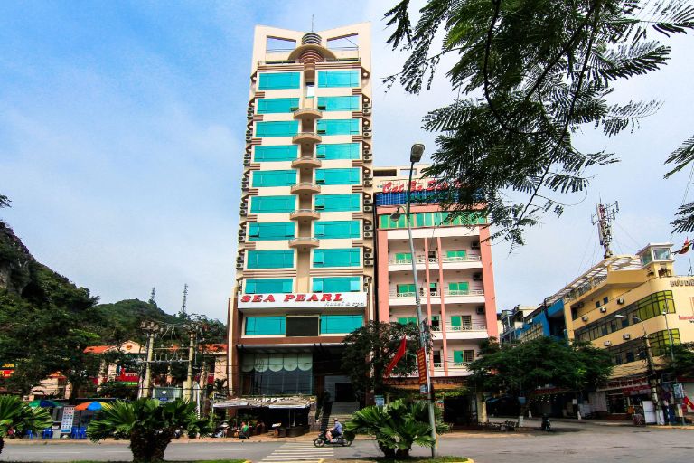 Sea Pearl Hotel Cat Ba là một toà nhà cao ốc nổi bật lên bởi tone mùa trắng xanh và vàng đồng giữa trốn thành phố. 