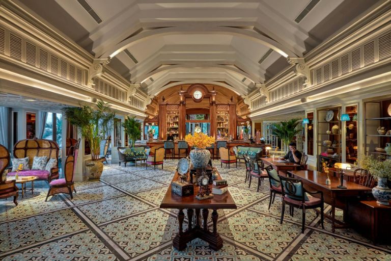 Hotel Pearl D'orient Cat Ba với sảnh mang đến một không gian đậm chất Đông Dương với những trạm khắc hoa văn cổ điển.