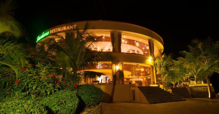 Cát Bà Island Hotel sở hữu nhà hàng được thiết kế dạng vòng xoay độc lạ mang đến ẩm thực các món Á Âu và đặc sản Việt Nam.