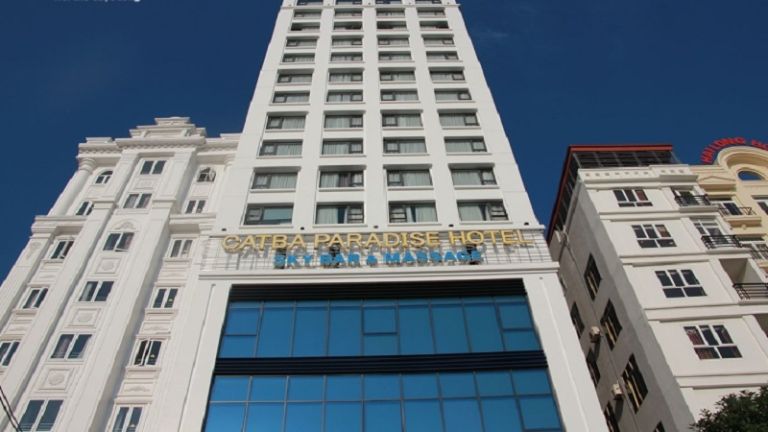 Catba Paradise Hotel là khách sạn 3 sao nổi bật lên là một toà nhà cao ốc màu trắng với bảng hiệu tên khách sạn vàng ấn tượng. 