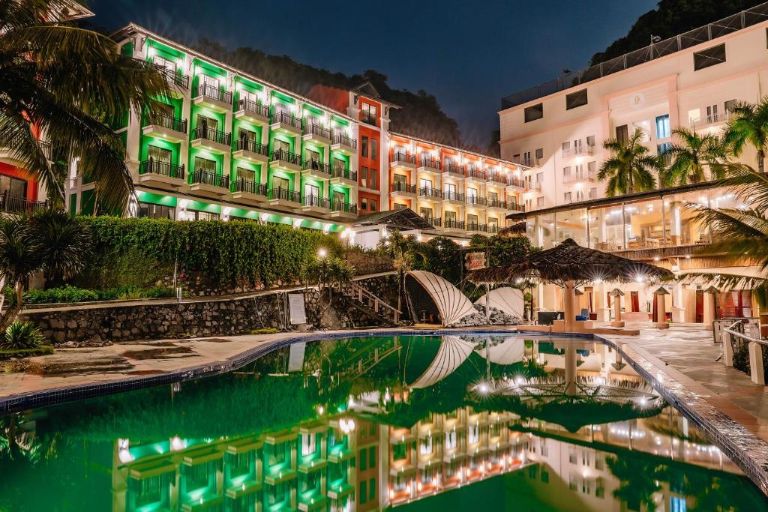 Cát Bà Island Hotel với kiến trúc ngoại thất mang màu sắc sặc sỡ là sự kết hợp của văn hoá phương Tây kết hợp Việt Nam. 